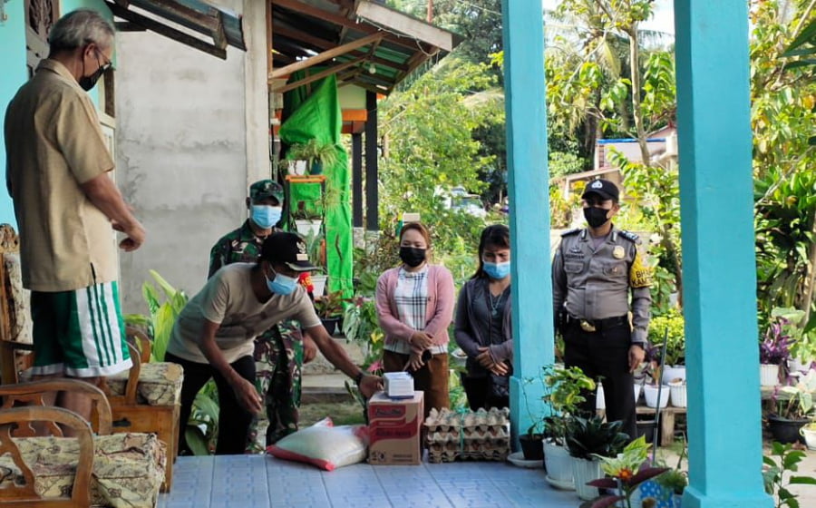 Babinsa 07/Mempawah Hulu Dampingi Pembagian Sembako