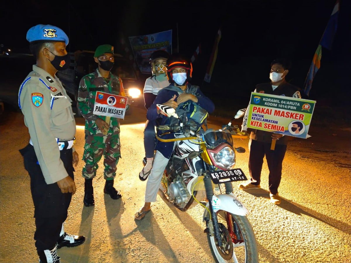 PATROLI MALAM, BABINSA MEMBERI HIMBAUAN TENTANG COVID-19