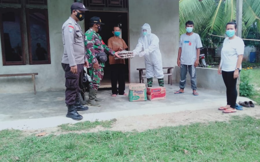 Bersama Aparatur Desa, Babinsa Air Besar Salurkan Bantuan untuk Warga Terpapar Covid-19
