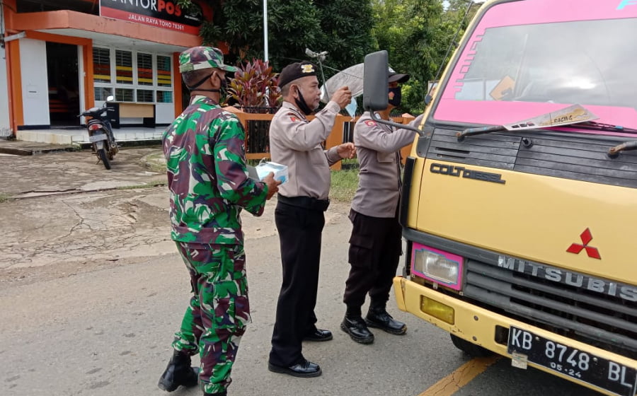 Babinsa Koramil 1201-05/Toho,Membagikan Masker Secara Gratis Kepada Masyarakat di Desa Sepang