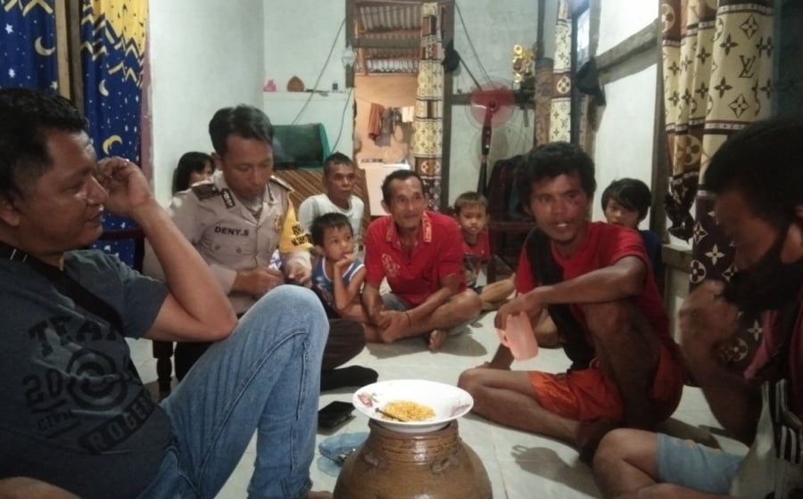 Babinsa Bersama Bhabinkamtibmas Pakbulu Sigap Lerai Perselisihan Warga