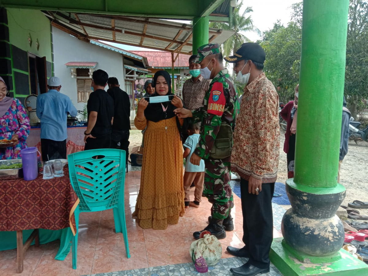 Warga Tidak Patuh Prokes, Babinsa Imbau dan Bagikan Masker