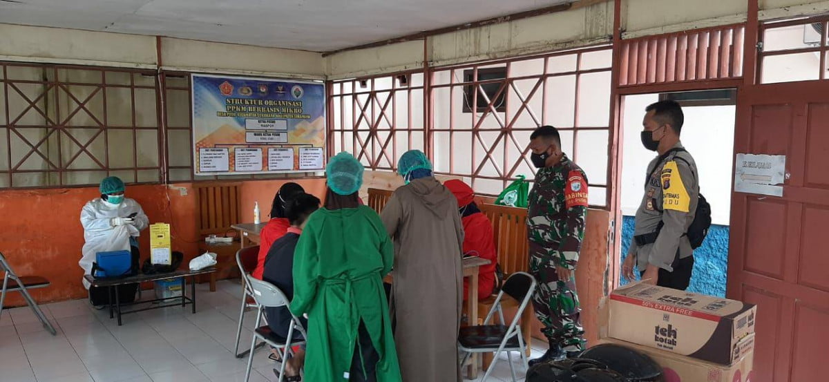 Langsung Babinsa Koramil 06/Sukamara Dampingi Pembagian Bantuan Langsung Tunai (BLT) Tahap II
