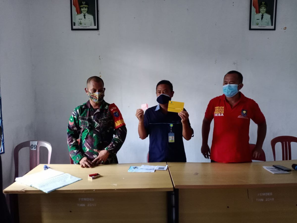 Dandim 1201 Apresiasi Babinsa Koramil Mandor Dampingi Penyerahan Rekening Penerima BLT-DD Desa Selutung