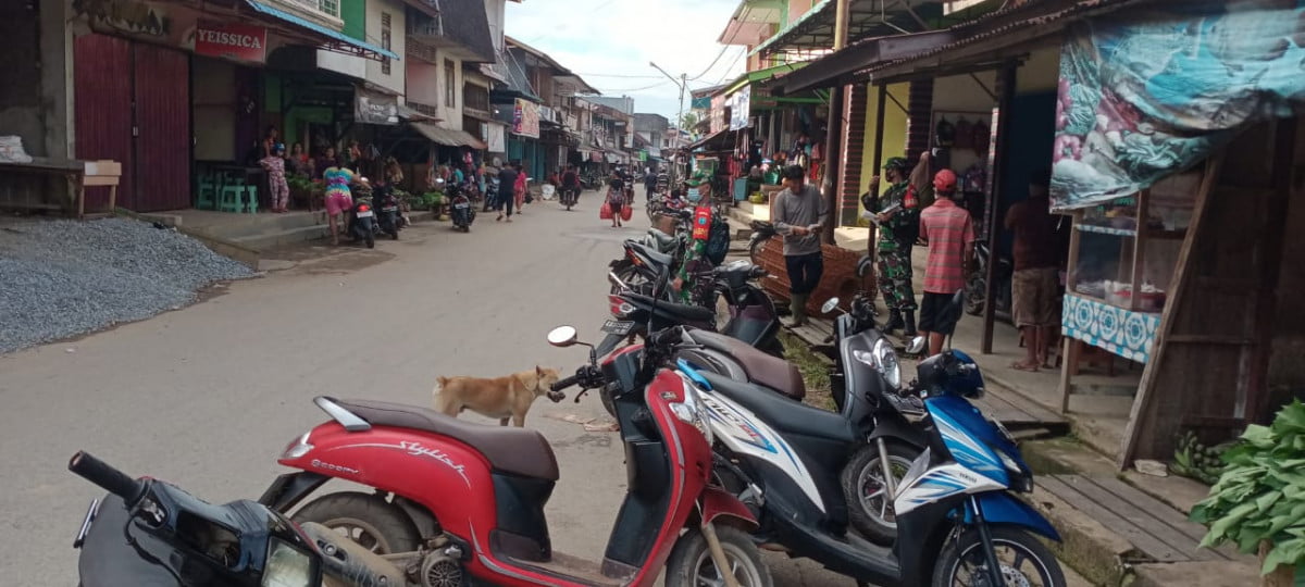 Babinsa Koramil Menyuke Bagikan Masker Kepada Masyarakat di Pasar Darit