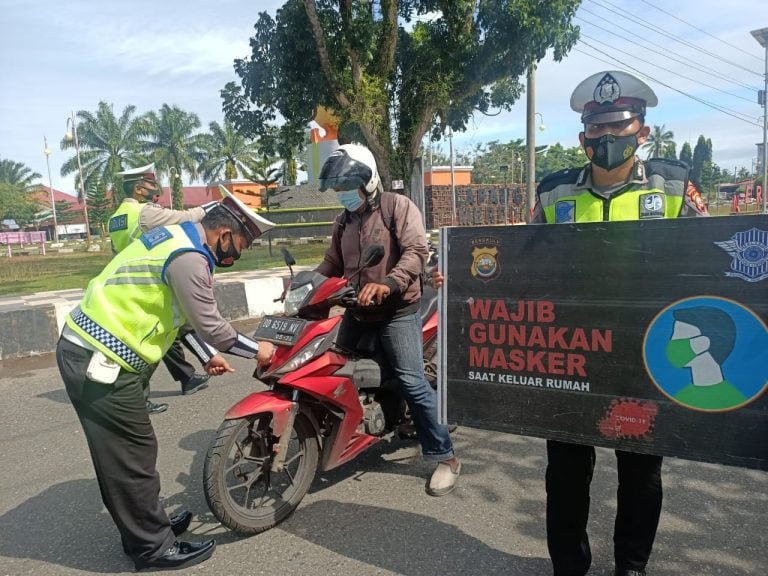Sosialisasi Cal Center 110, Polres Mukomuko Bagikan Stiker dan Masker