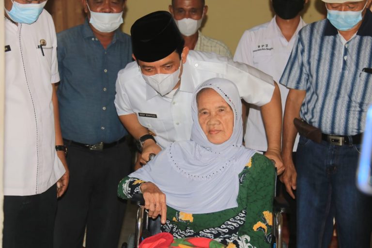 Warga Lumpuh Dapat Suprise Kursi Roda Dari Wawali Dedy