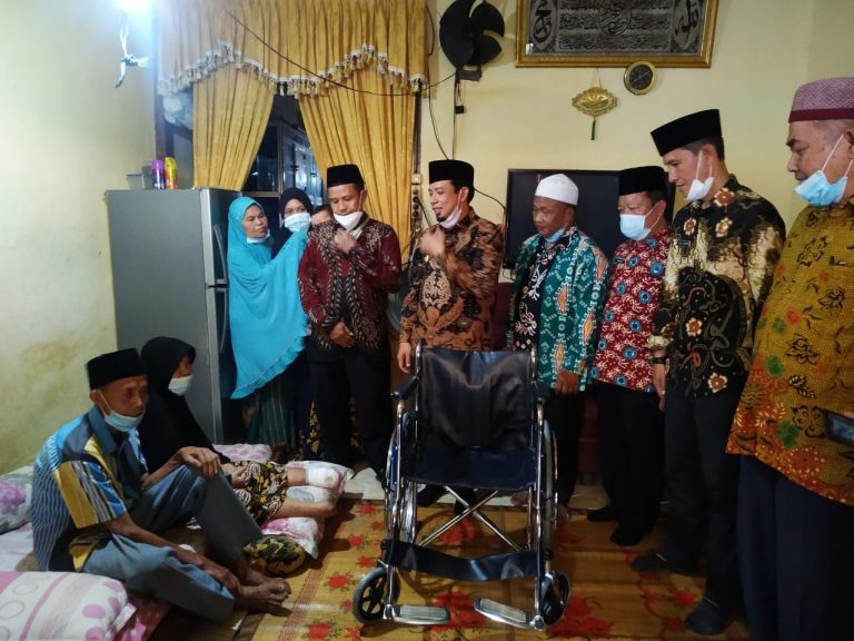 Wawali Dedy Besuk Warga Sakit Beri Jadup, Kursi Roda dan Doakan agar Cepat Sembuh