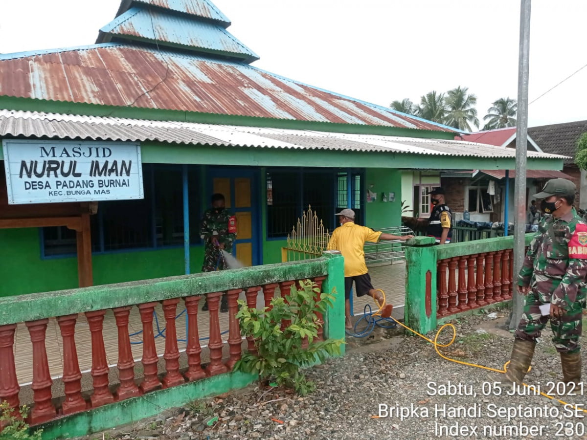 Desa Padang Burnai Semprot Fasum Dengan Cairan Desinfektan Pencegahan Covid-19