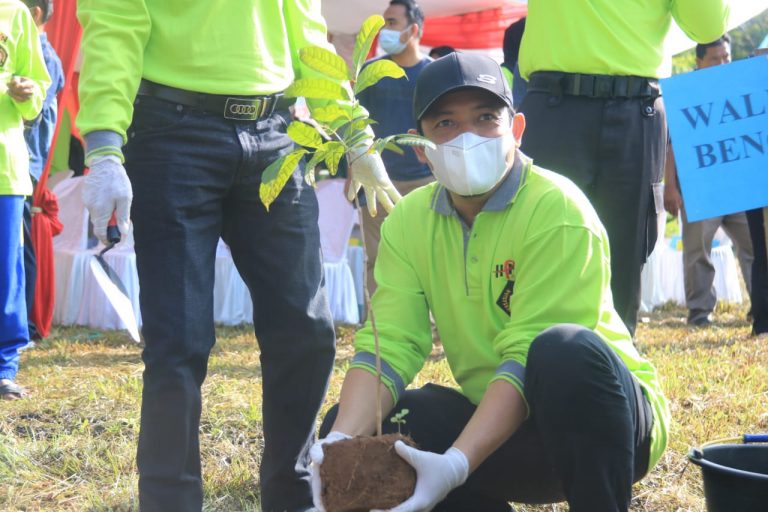 Usai Tanam Pohon, Wawali Dedy Bersihkan Sampah di Taman Berkas dan Pantai