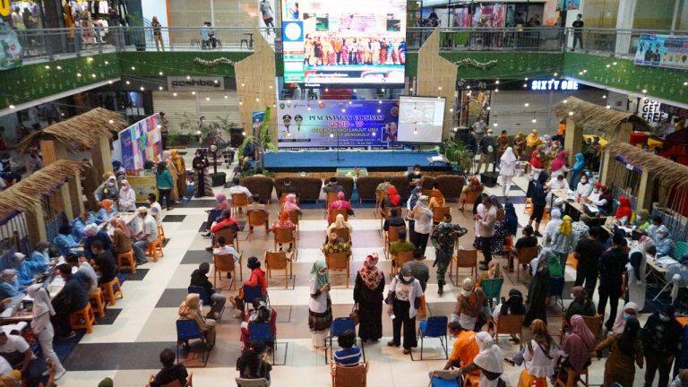 Lansia Kota Bengkulu Bahagia Vaksinasi Didampingi Walikota Helmi