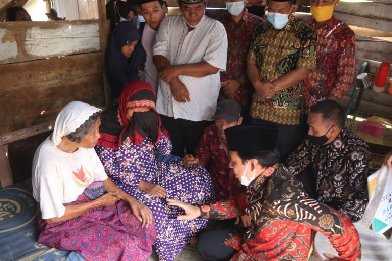 Wawali Dedy Menangis Melihat Kehidupan Nenek Jumaina