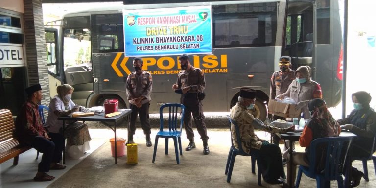 Sasar Lokasi Keramaian, Polres BS Gelar Vaksinasi Drive Thru