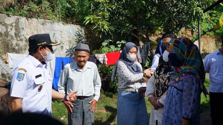 Wawali Dedy Salurkan Bantuan Pasca Panik Untuk Rumah Ambruk Tertimpa Pohon