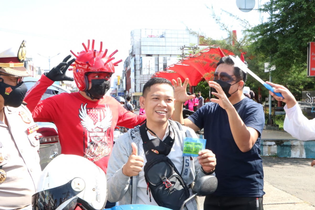 Ingatkan Prokes Covid-19, Polantas Bengkulu Cosplay Corona