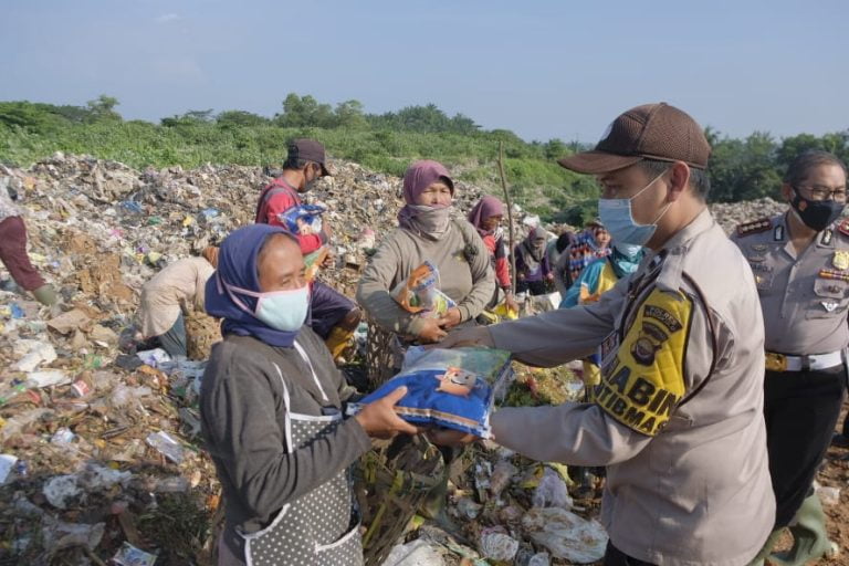 Sambut Hari Bhayangkara Ke -75 , Polda Bengkulu Bagi Bagi Sembako