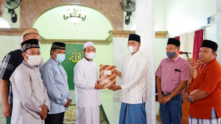 Wawali Dedy Serahkan 50 Sak Semen untuk Masjid Al Huda dari Para Dermawan Kota Bengkulu
