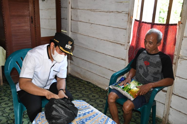 11 Warga Kota Bengkulu Terima Beras dan Sembako dari Para Dermawan