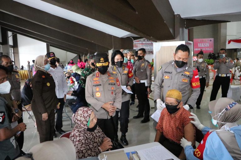 Ribuan Masyarakat Provinsi Bengkulu Ramaikan Vaksinasi Massal Serentak