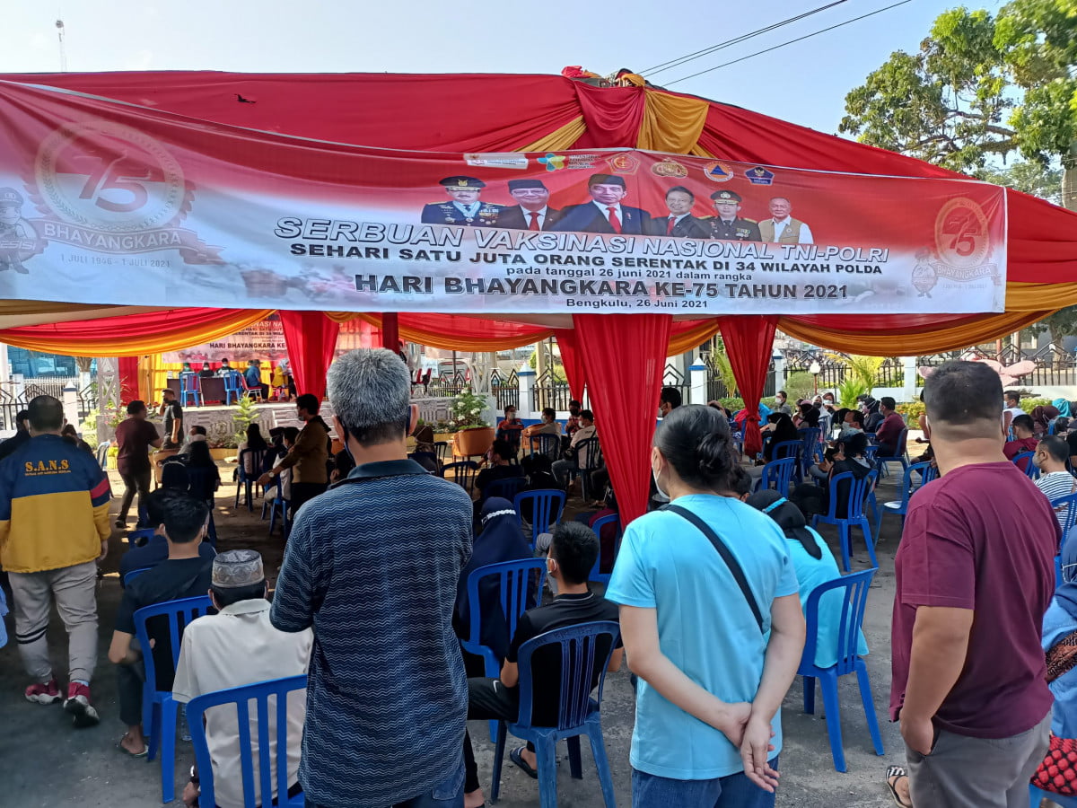 Vaksinasi Massal Serentak Hari Bhayangkara Ke-75 Dipadati Masyarakat