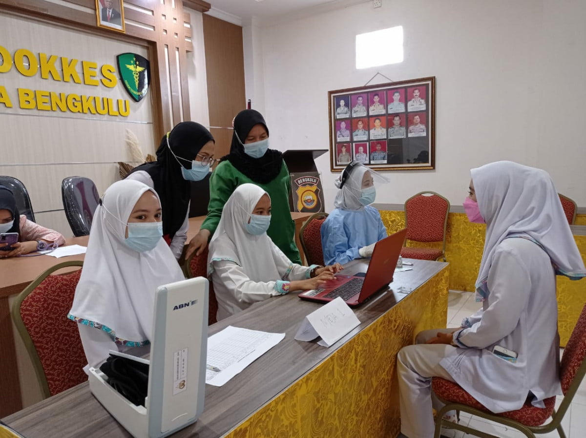 Dukung Percepatan Vaksinasi Covid-19, Biddokkes Tambah 30 Tenaga Vaksinator dari Mahasiswa Fakultas Kesehatan Universitas Dehasen Bengkulu