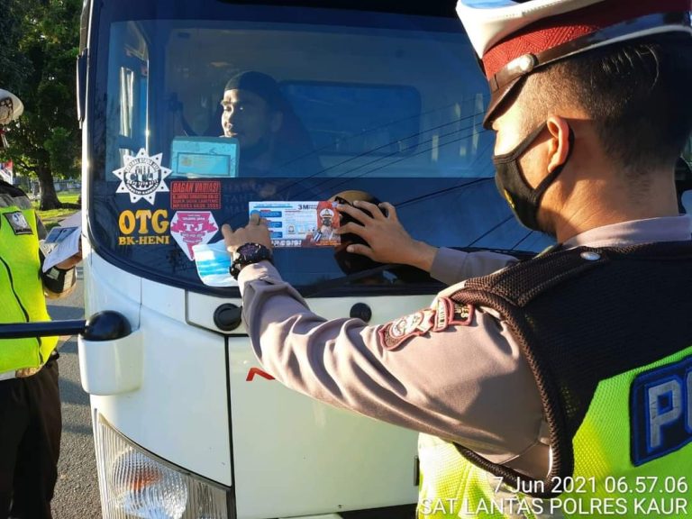 Polres Kaur Tempel Stiker dan Bagikan Masker, Himbau Prokes