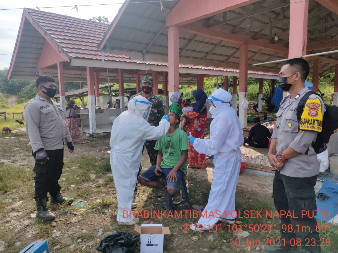 Tim Gugus Tugas Binluh dan Swab Warga di Pasar Pagi