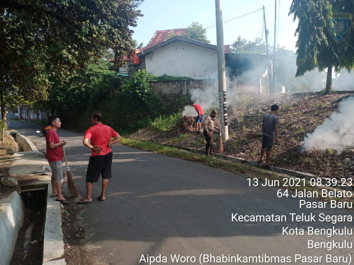Bhabinkamtibmas Gelar Binluh, Sembari Gotong Royong di Kelurahan Pasar Baru