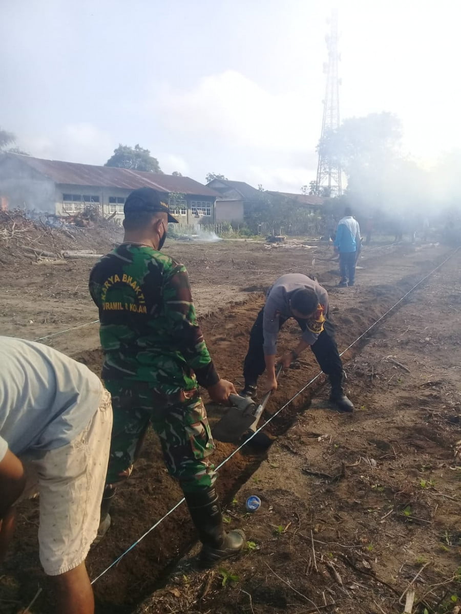 Babinsa koramil 03/Kotawaringin Barat Melaksanakan Giat Gotong royong pembuatan Parit di desa binaanya demi menciptakan Kemanungalan TNI bersama Rakyat Kuat