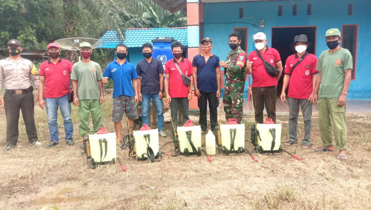 Kompak, Babinsa Air Besar bersama Bhabinkamtibmas Lakukan Penyemprotan Disinfektan