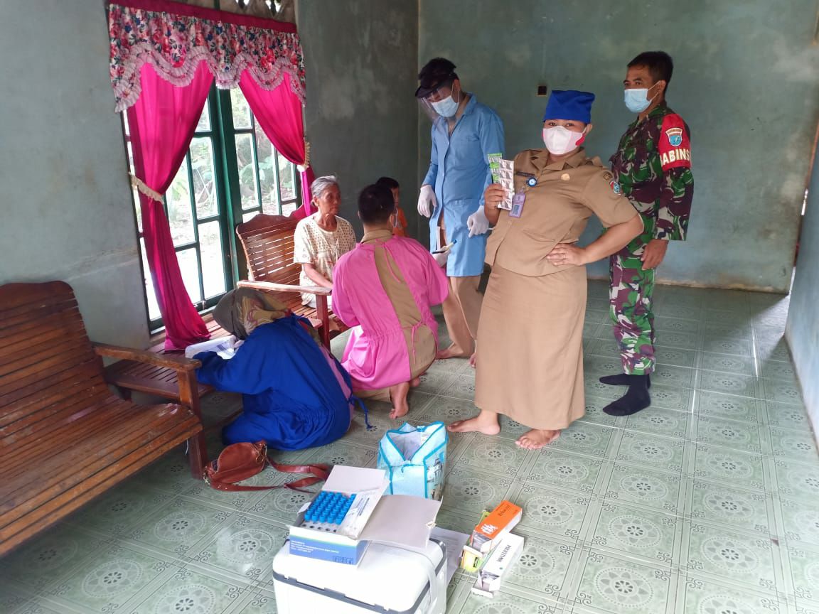 Dandim 1201 Apresiasi Babinsa Sungai Pinyuh Dampingi Tim Tracer Lakukan Tracing Kepada Warga Terkonfirmasi Covid 19