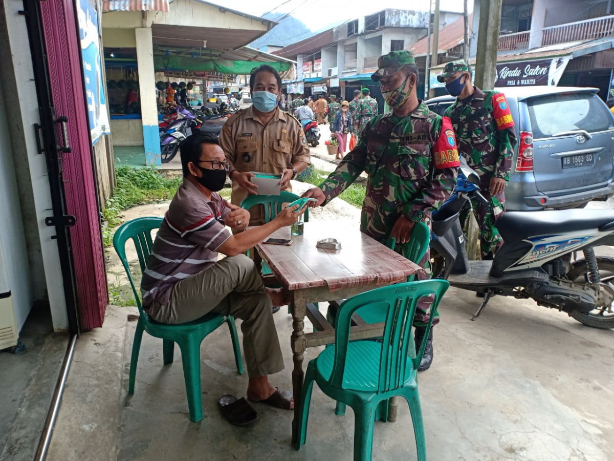 Koramil Sungai Pinyuh Terus Imbau Prokes dan Bagikan Masker