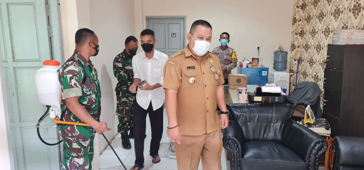 Penyemprotan Disinfektan di Kantor Kejari, Dandim 1201: Upaya Memutus Mata Rantai Covid-19