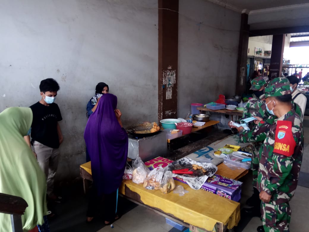 Babinsa Koramil01/Jungkat Bagikan Masker Kepada Warga d Pasar