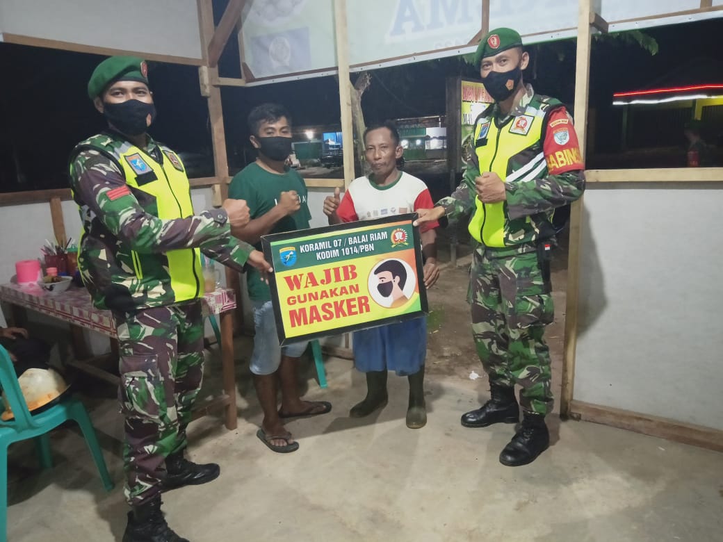 Himbau Masyarakat Patuhi Protkes, Anggota Koramil 1014-07/Balairiam Laksanakan Patroli Yustisi