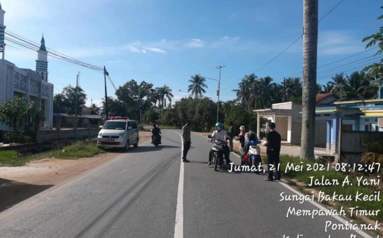 Aktifkan PPKM Skala Mikro, Babinsa Bersama Tim Tracer Parit Banjar Semprotkan Desinfektan dan Bagi Masker Gratis
