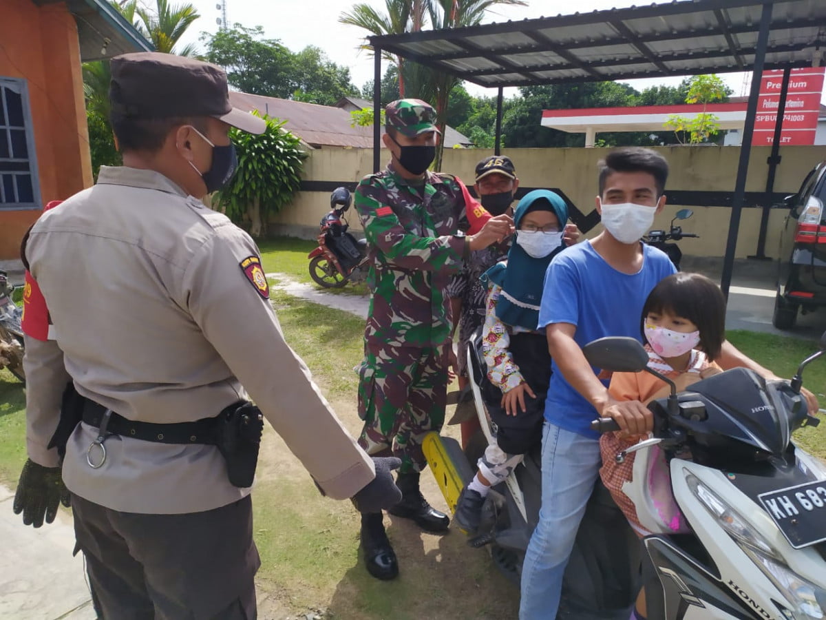 Babinsa koramil 03/Kolam dan Polsek Kolam giat dalam pendisiplinan yustisi demi memutuskan mata rantai covid- 19 di wilayah koramil 1014- 03/Kolam
