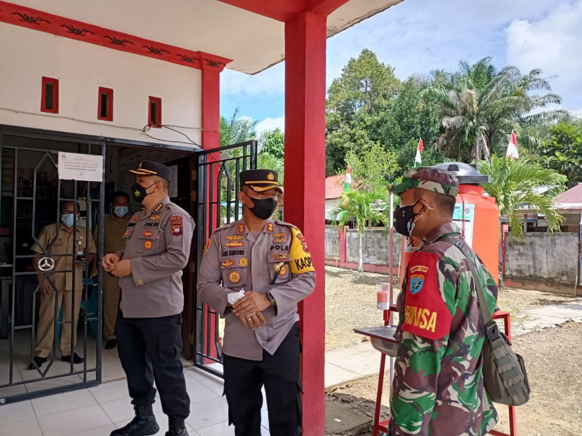 Babinsa Koramil Ngabang Dampingi Tim Asistensi Polda Kalbar Pantau Posko PPKM Mikro