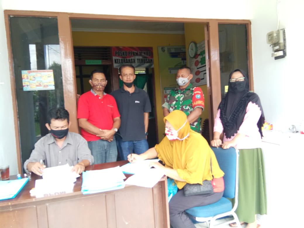 Babinsa Mempawah Hilir Laksanakan Pendampingan Warga Daftar BPUM di Kantor Lurah