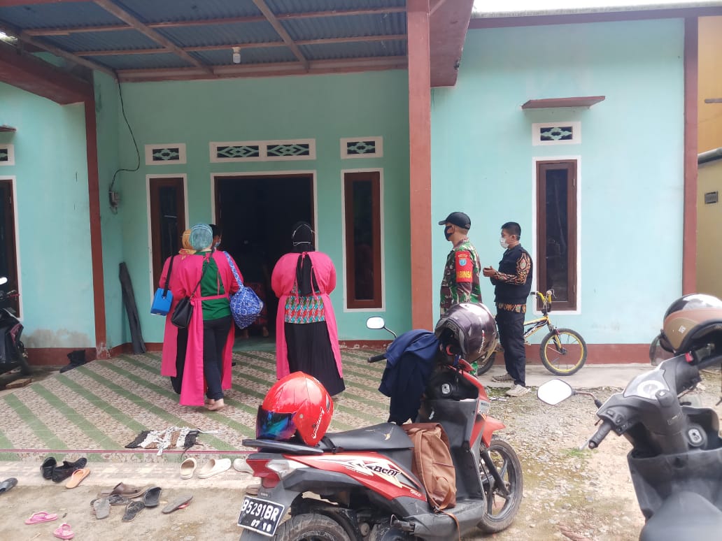 Kegiatan Babinsa Pinyuh: Dampingi Tes Tracing Keluarga Pasien Covid-19