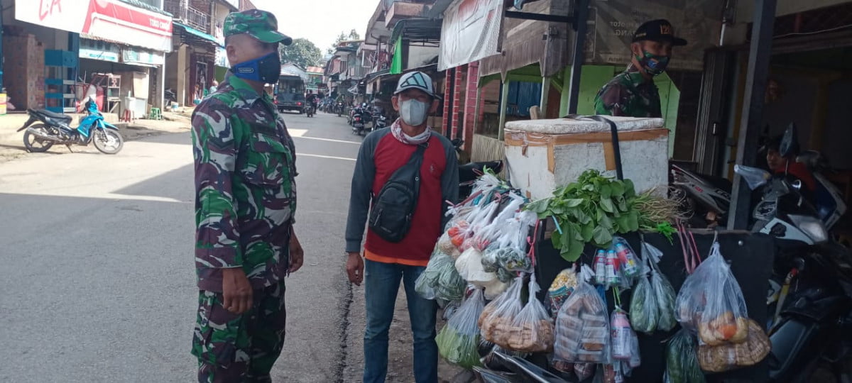 Harga Sembako di Pasar Darit Dipantau oleh Babinsa Koramil Menyuke