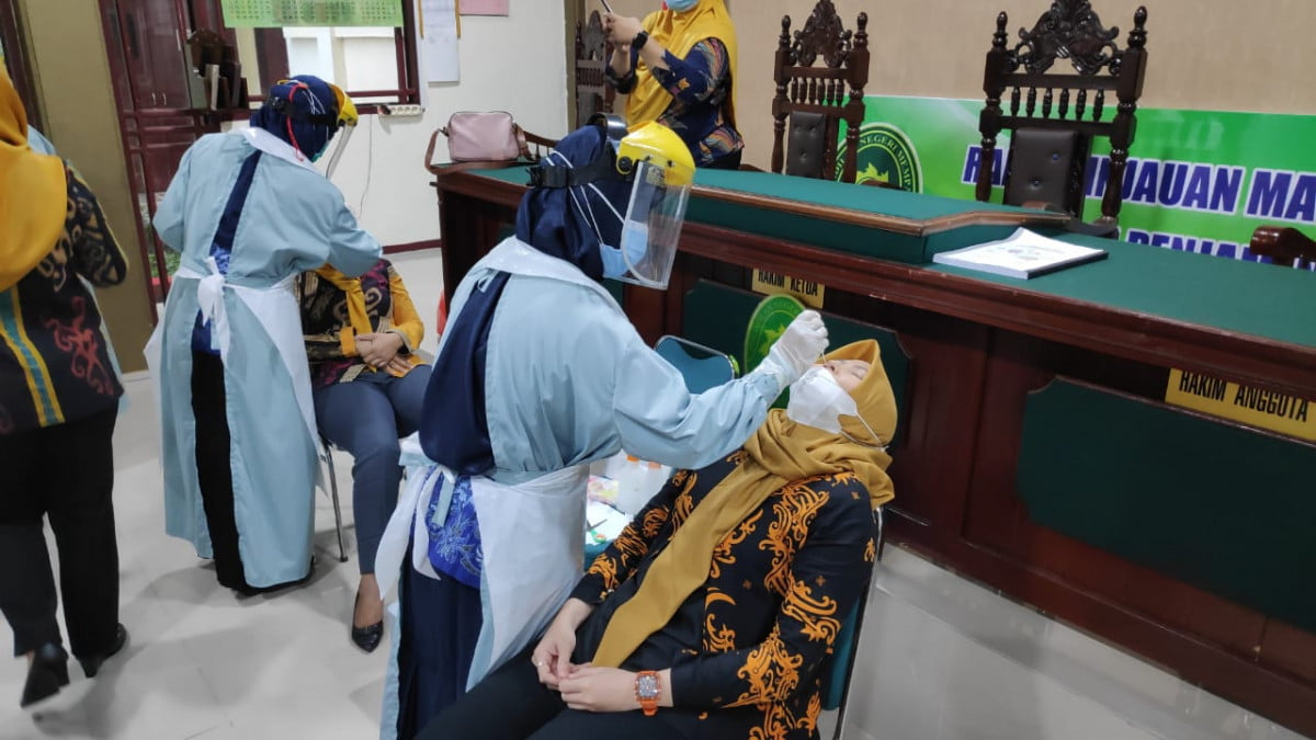 Swab PCR di Pengadilan Negeri Mempawah, Koramil Mempawah Hilir Bantu Penyemprotan Disinfektan