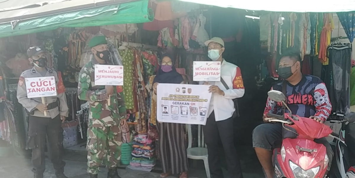 Babinsa koramil 02/Kumai dan Polsek Kumai giat dalam pendisiplinan yustisi demi memutuskan mata rantai covid- 19 di wilayah koramil 1014- 02/Kumai.