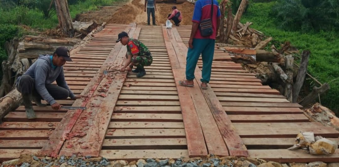 Gotong Royong Koramil Air Besar dan Warga Perbaiki Jembatan Penghubung Desa