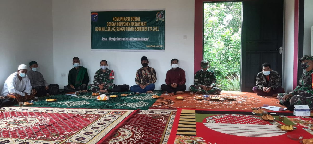 Rajut Persatuan dan Kesatuan Bangsa, Koramil Sungai Pinyuh Ajak Warga Komsos