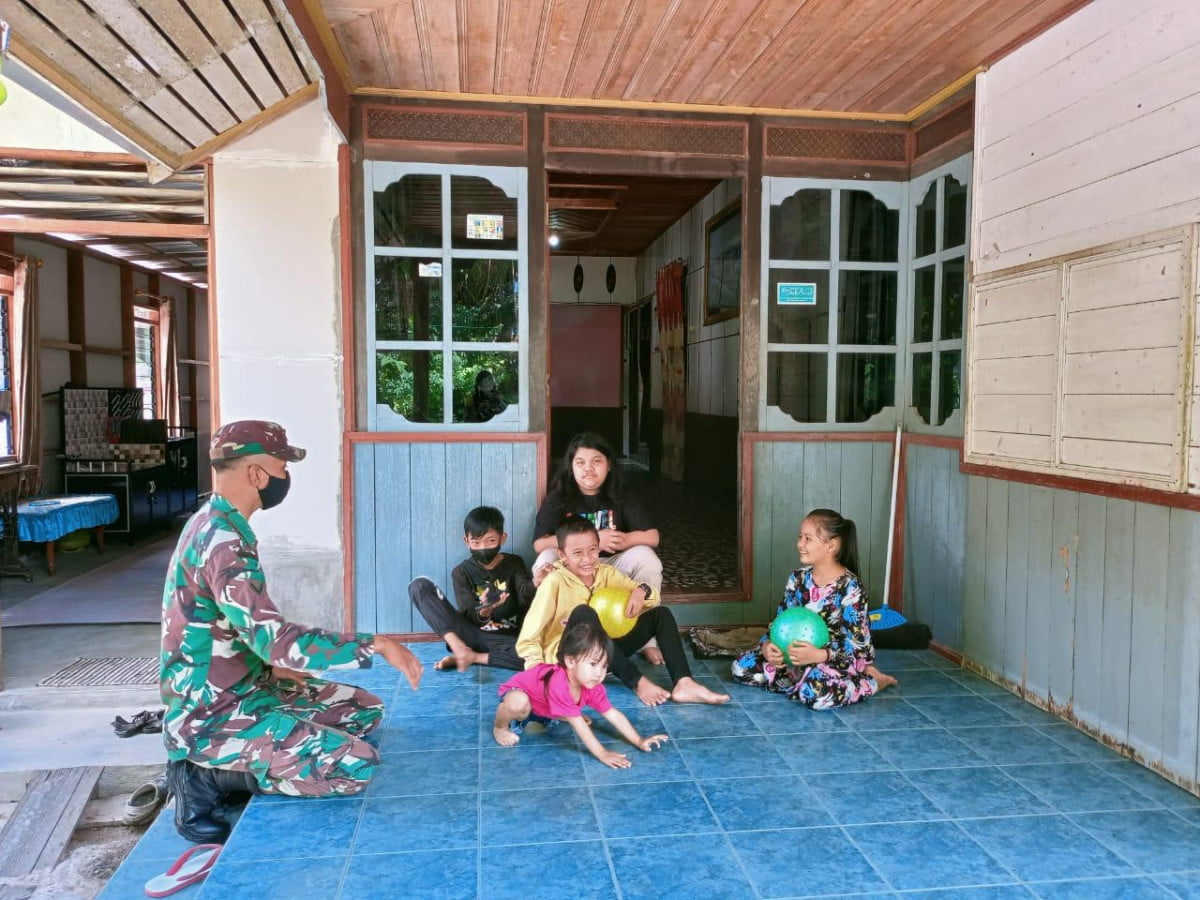 “Jalin Keharmonisan Babinsa Koramil 03/Kolam Serda Fahreza Laksanakan Komsos Bersama Warga Binaannya”