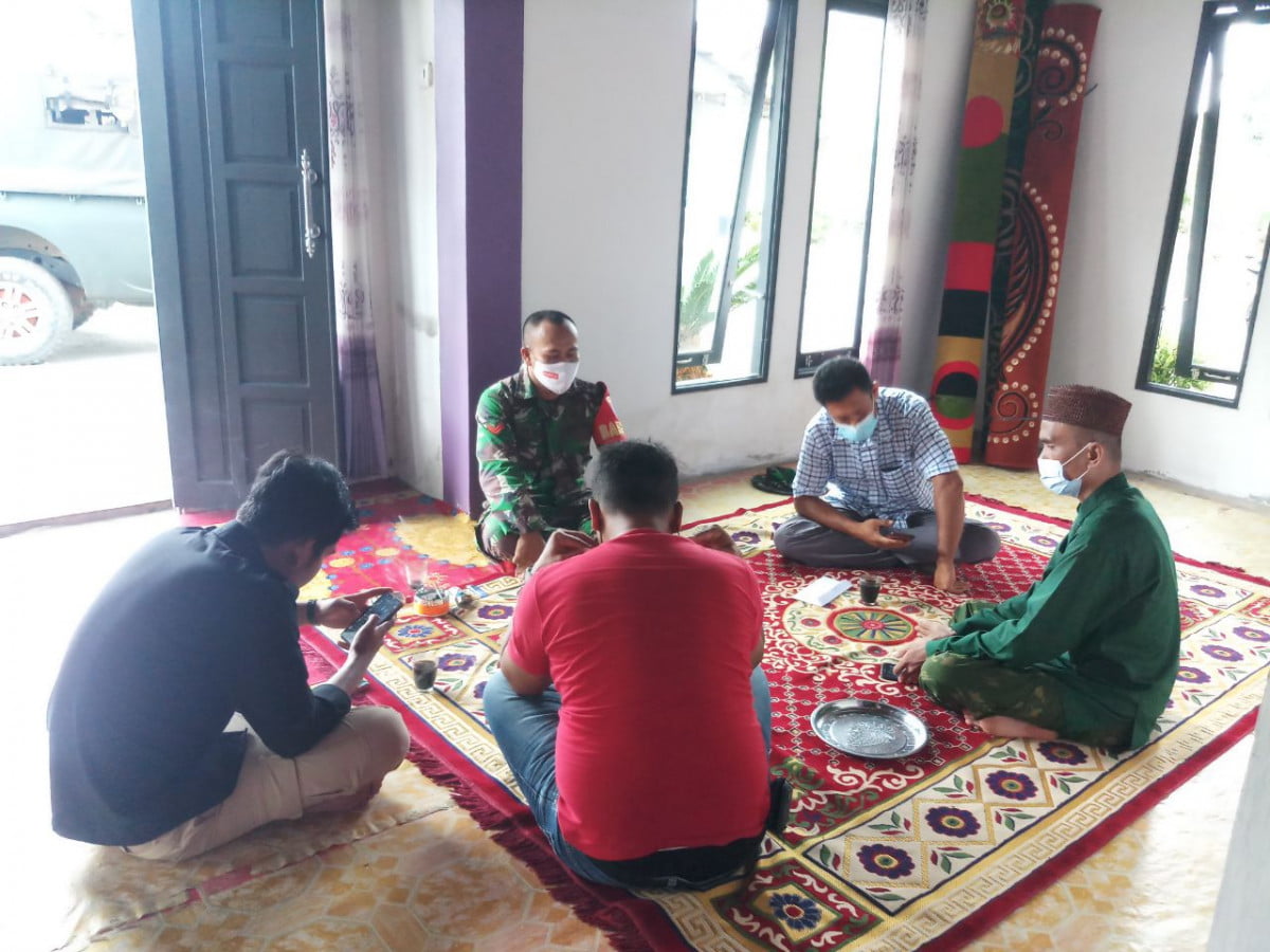 Babinsa Sungai Pinyuh Gencar Ingatkan Warga Terapkan Protokol Kesehatan Covid-19