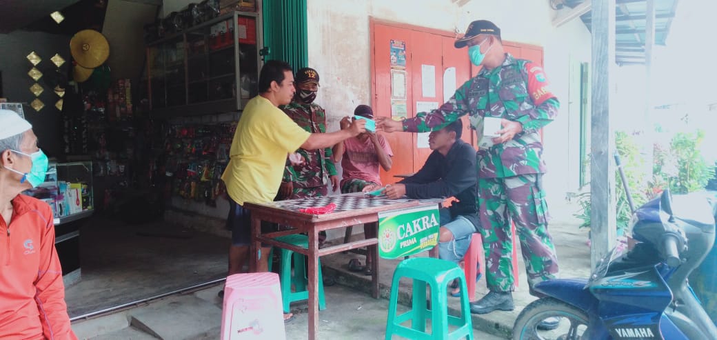 Kegiatan Koramil Air besar Bagikan Masker Gratis Kepada Warga