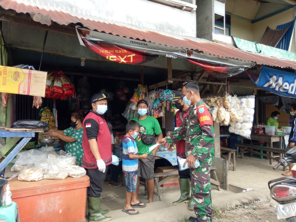 Babinsa Bersama Kepala Desa Keranji Paidang Lakukan Pembagian Masker dan Penyemprotan Desinfektan