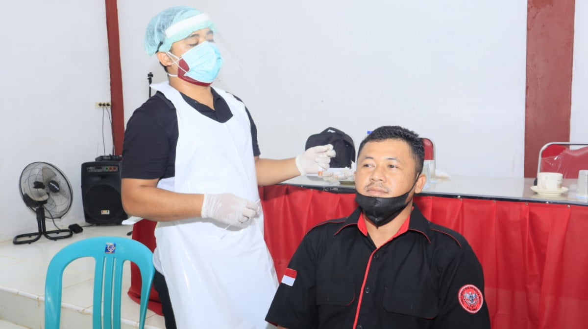 Babinsa Ngabang Dampingi Tim Kesehatan Laksanakan Swab di Kersik Belantia untuk Deteksi Penularan Covid-19